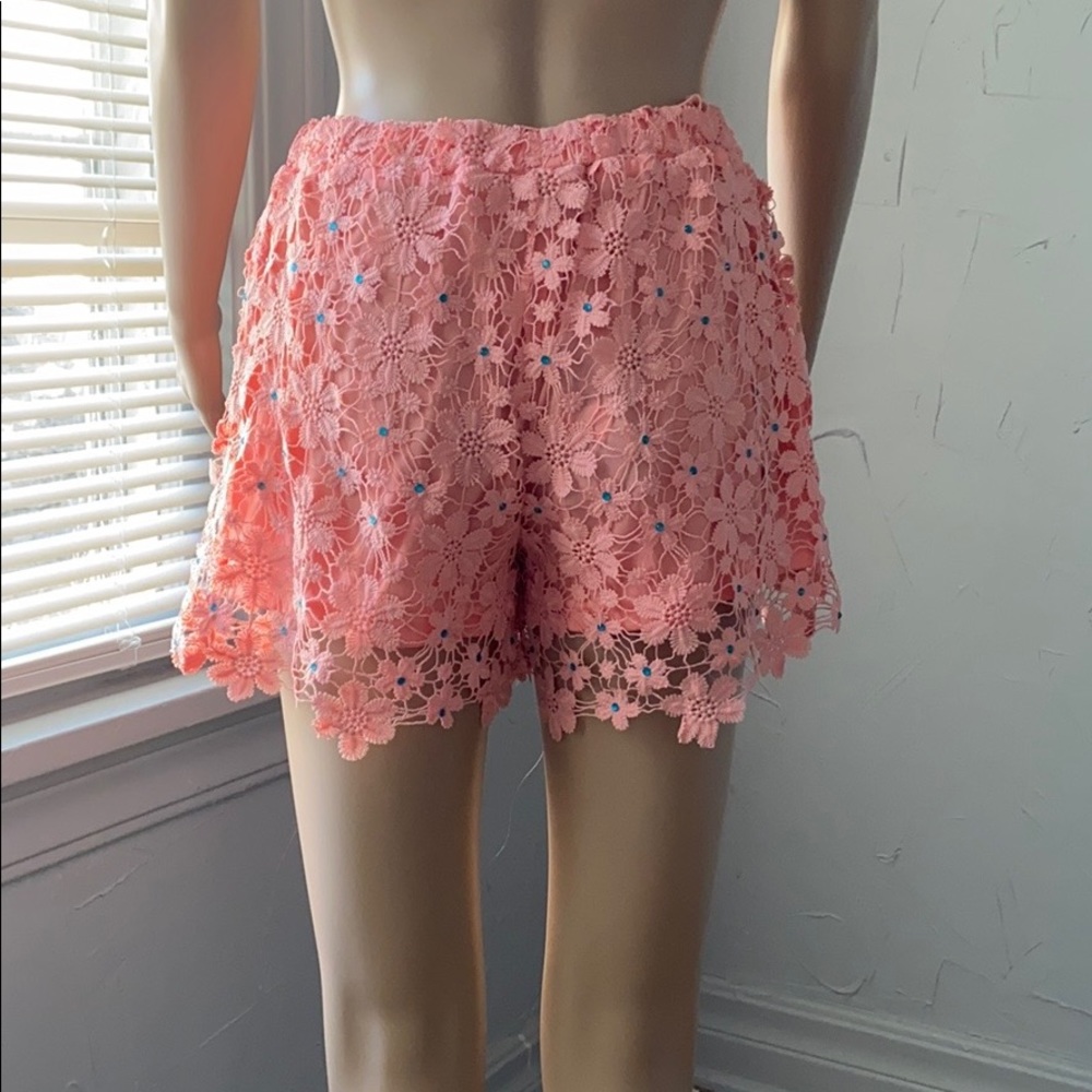 Woman’s shorts - Picture 2 of 6